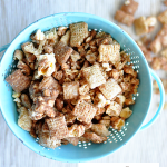 Movie Theater Puppy Chow with Snickers www.thirtyhandmadedays.com