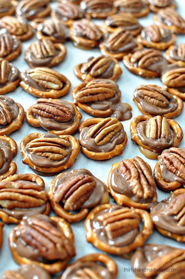 Super simple dessert - 3 Ingredient Turtle Pretzels. Perfect for holiday treats! www.thirtyhandmadedays.com