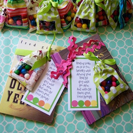 Cutest reading game- make a pouch and use gum to encourage reading from Everyday Chaos