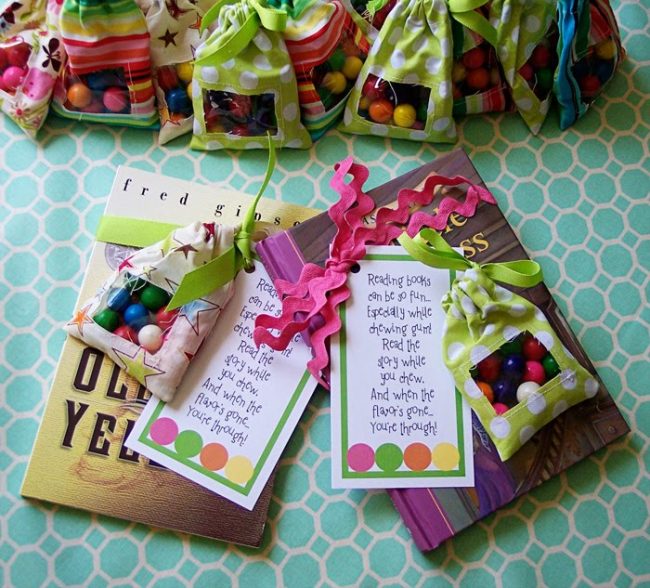 Cutest reading game- make a pouch and use gum to encourage summer reading. 