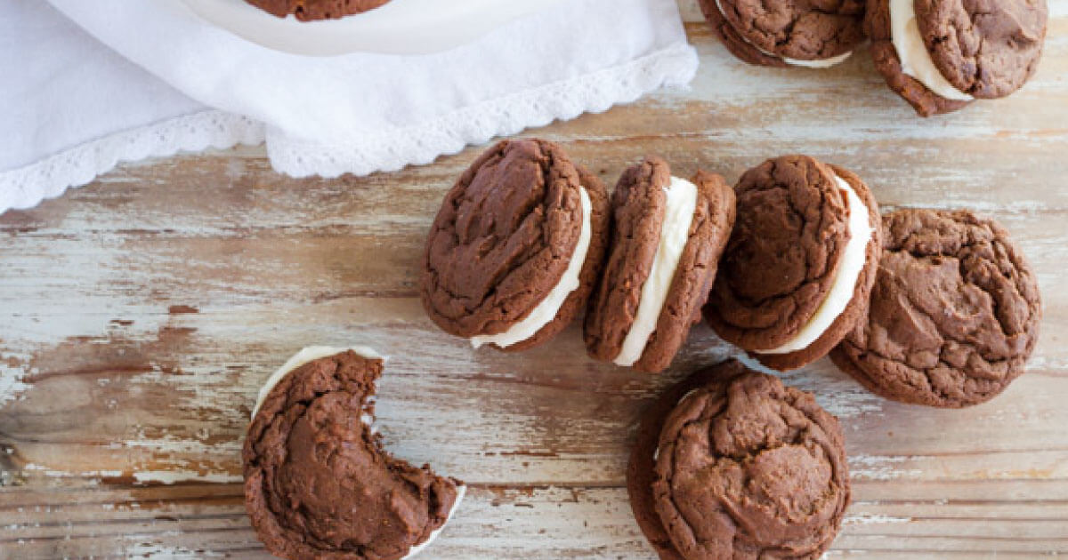 Peppermint Homemade Oreos - the perfect holiday treat recipe from www.thirtyhandmadedays.com