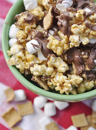 S'mores Caramel Popcorn - so delicious and simple to make. via thirtyhandmadedays.com