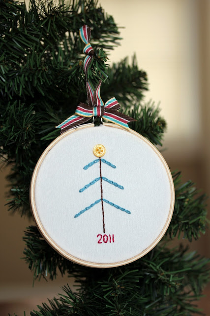 Learn to chain stitch - make this cute Christmas ornament. via www.thirtyhandmadedays.com