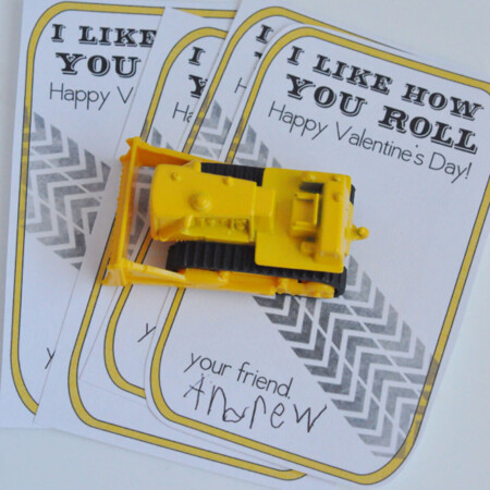 Printable Valentines Day Ideas - this "I like how you roll" is perfect for boys! www.thirtyhandmadedays.com