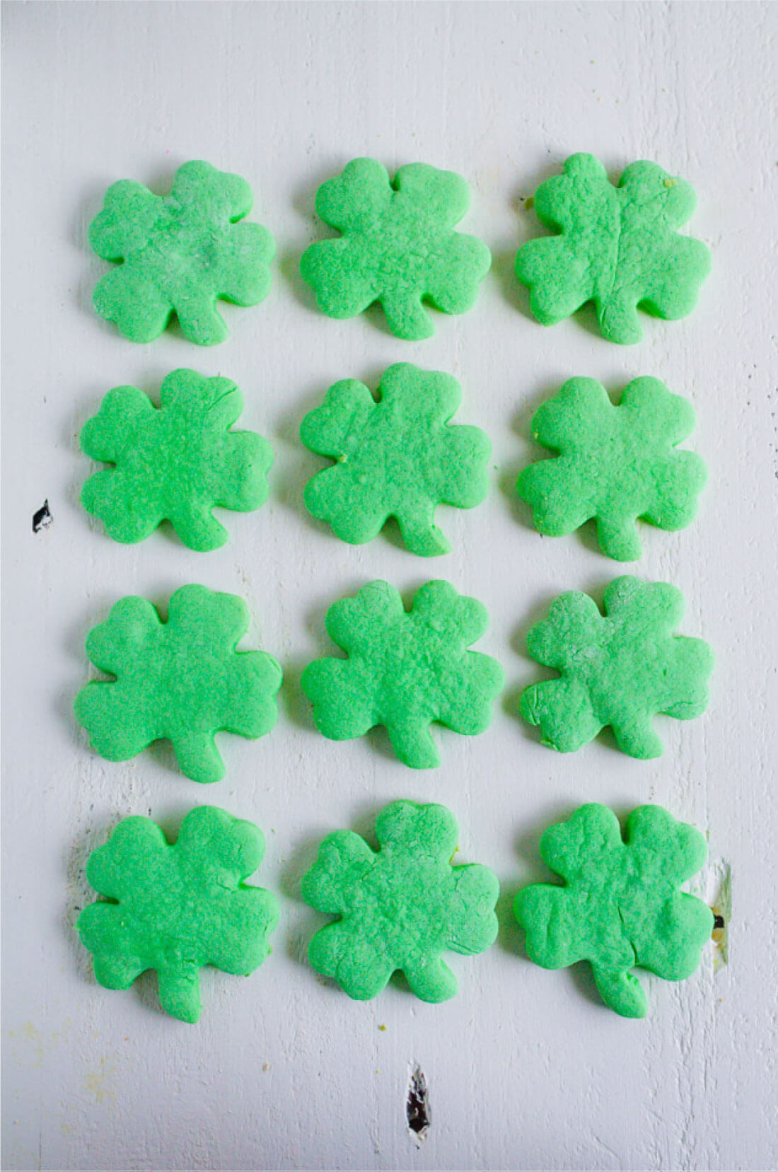 Shamrock Cookies -make these simple St. Patrick's Day treats to celebrate the holiday. from www.thirtyhandmadedays.com