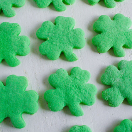 Shamrock Cookies -make these simple St. Patrick's Day treats to celebrate the holiday. via www.thirtyhandmadedays.com