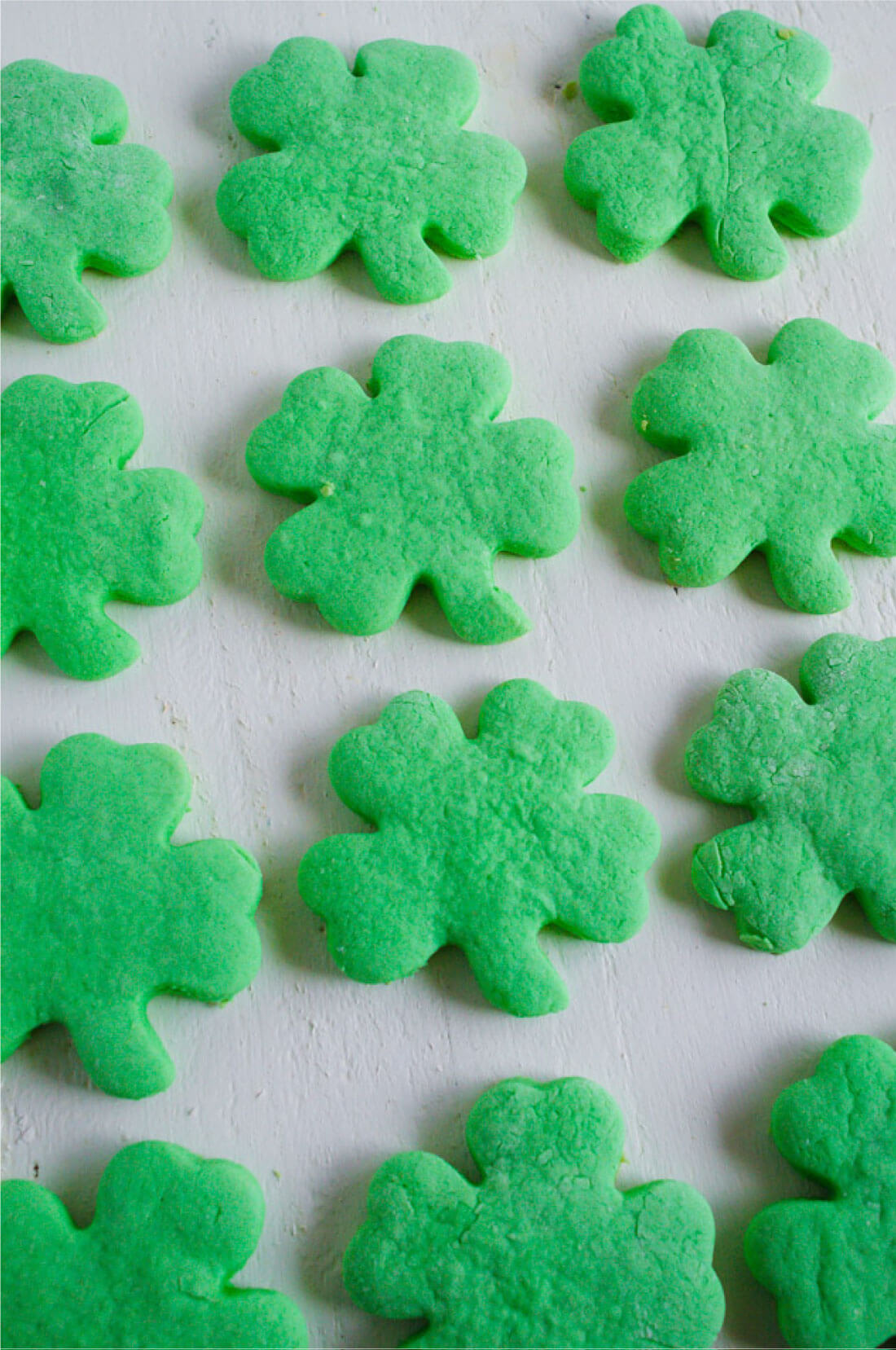 Shamrock Cookies -make these simple St. Patrick's Day treats to celebrate the holiday. via www.thirtyhandmadedays.com