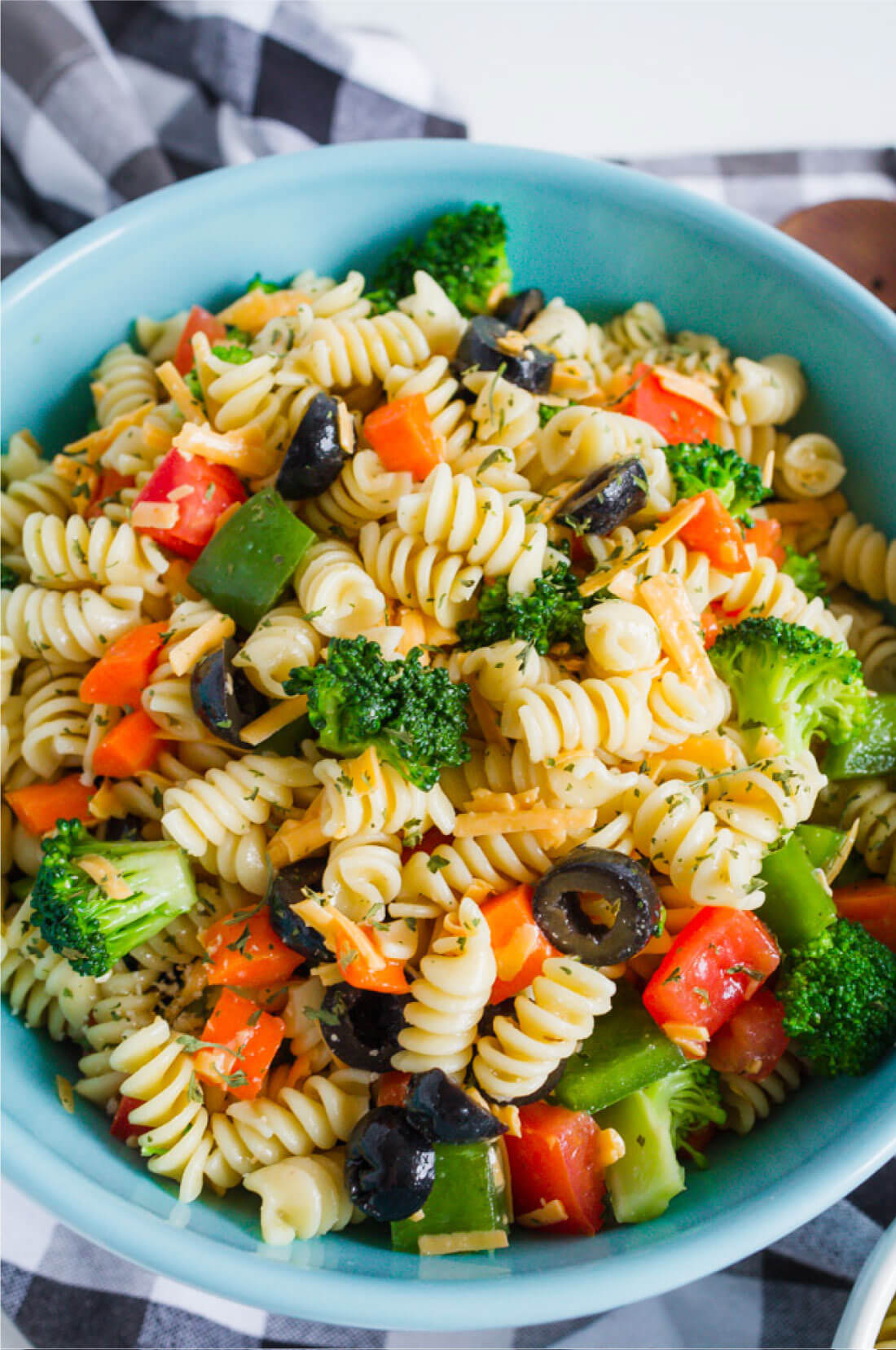 Mom's Pasta Salad Recipe - one of my all time favorites. via www.thirtyhandmadedays.com