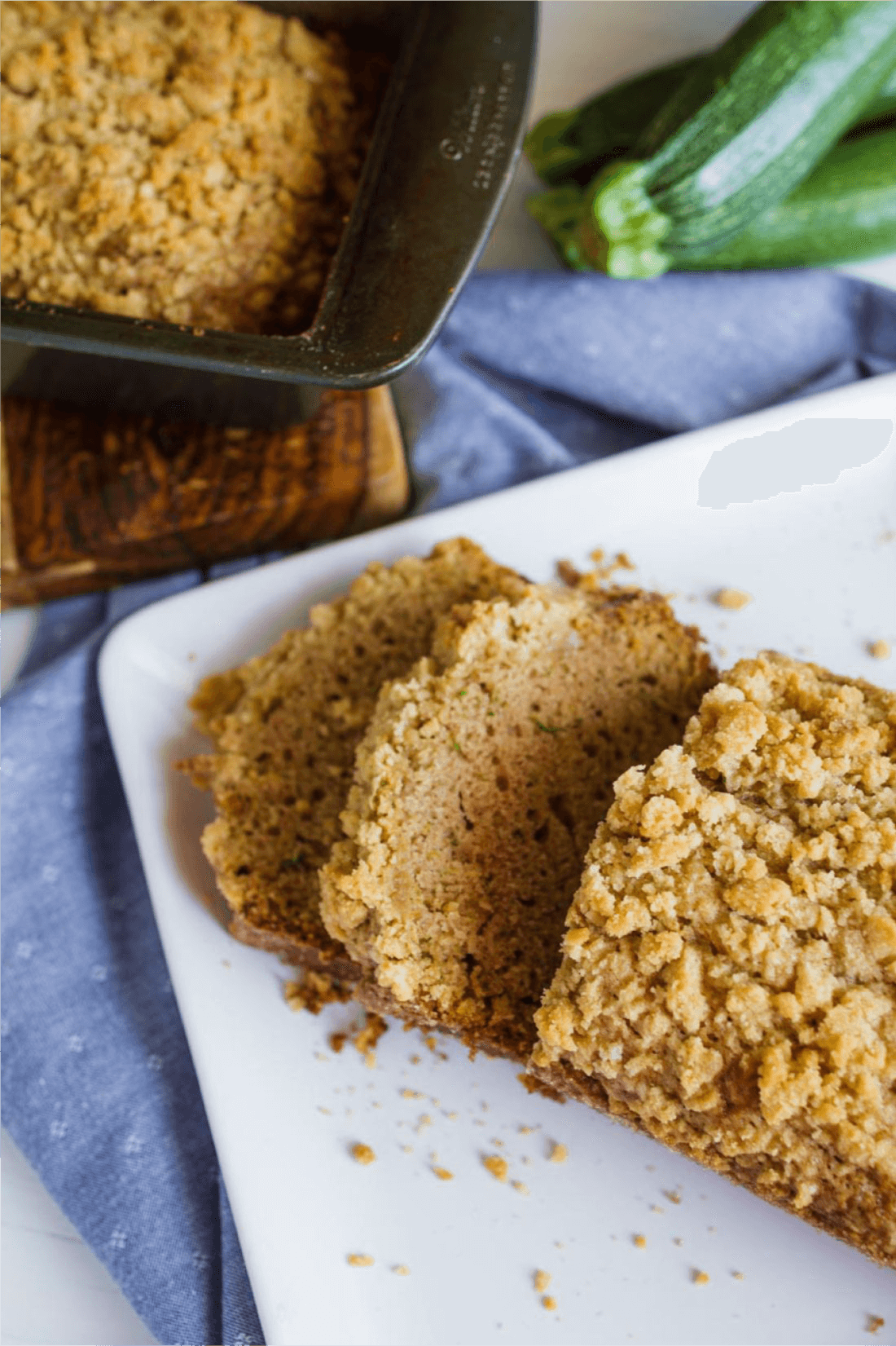 Zucchini Bread with Brown Sugar Topping - try this amazing quick bread. It's so easy to make and delicious! www.thirtyhandmadedays.com