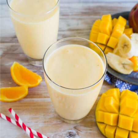 Super easy smoothie recipe to make - how to make a mango smoothie! via www.thirtyhandmadedays.com