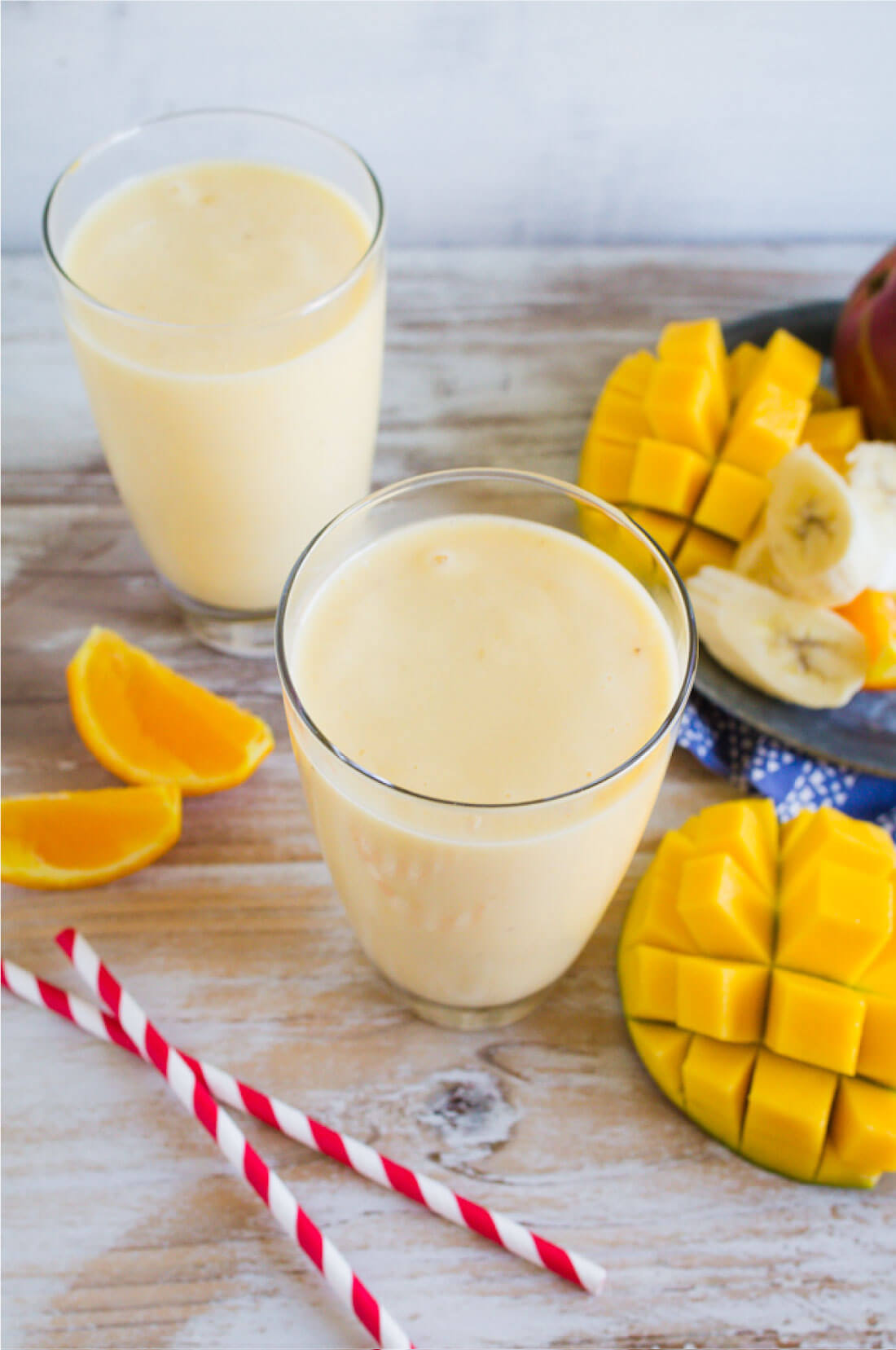 Super easy smoothie recipe to make - how to make a mango smoothie! via www.thirtyhandmadedays.com