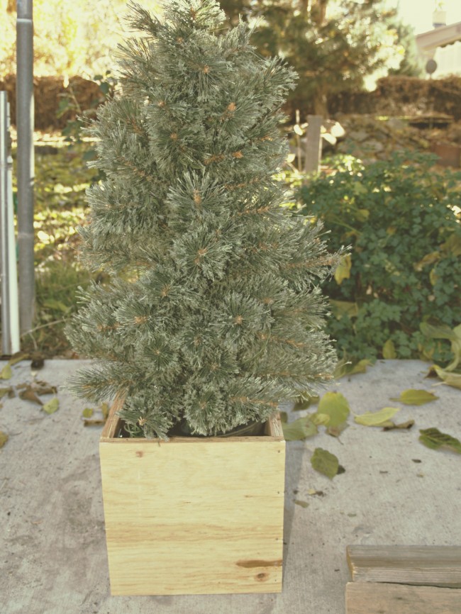 Christmas Tree Stand Cover - www.thirtyhandmadedays.com