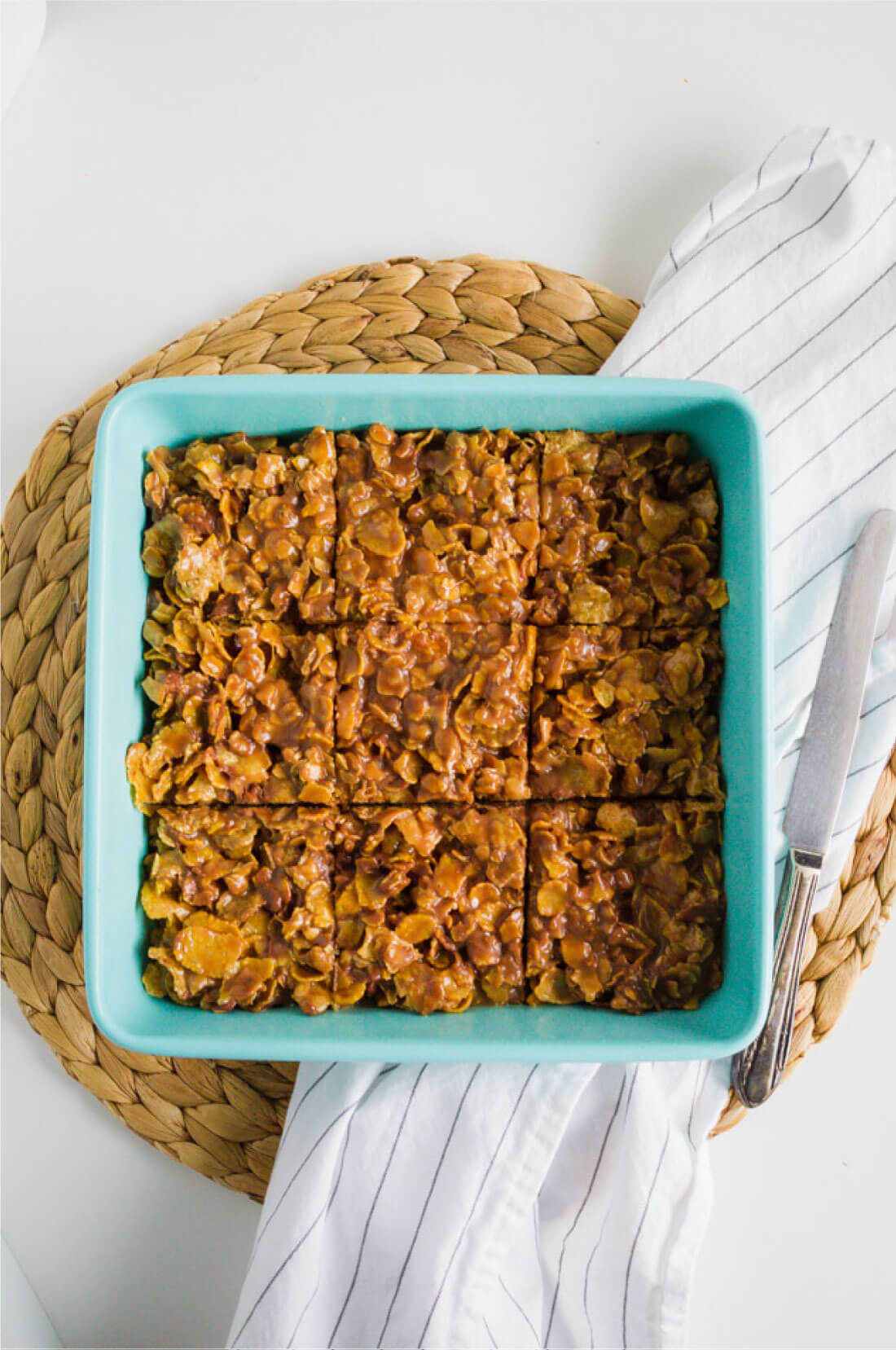 Easy and sweet cereal bars- make for a dessert or for an after school snack. Your family will love this simple recipe! www.thirtyhandmadedays.com