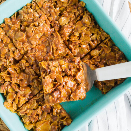 Easy and sweet cereal bar recipe- make for a dessert or for an after school snack. Your family will love this simple recipe! via www.thirtyhandmadedays.com