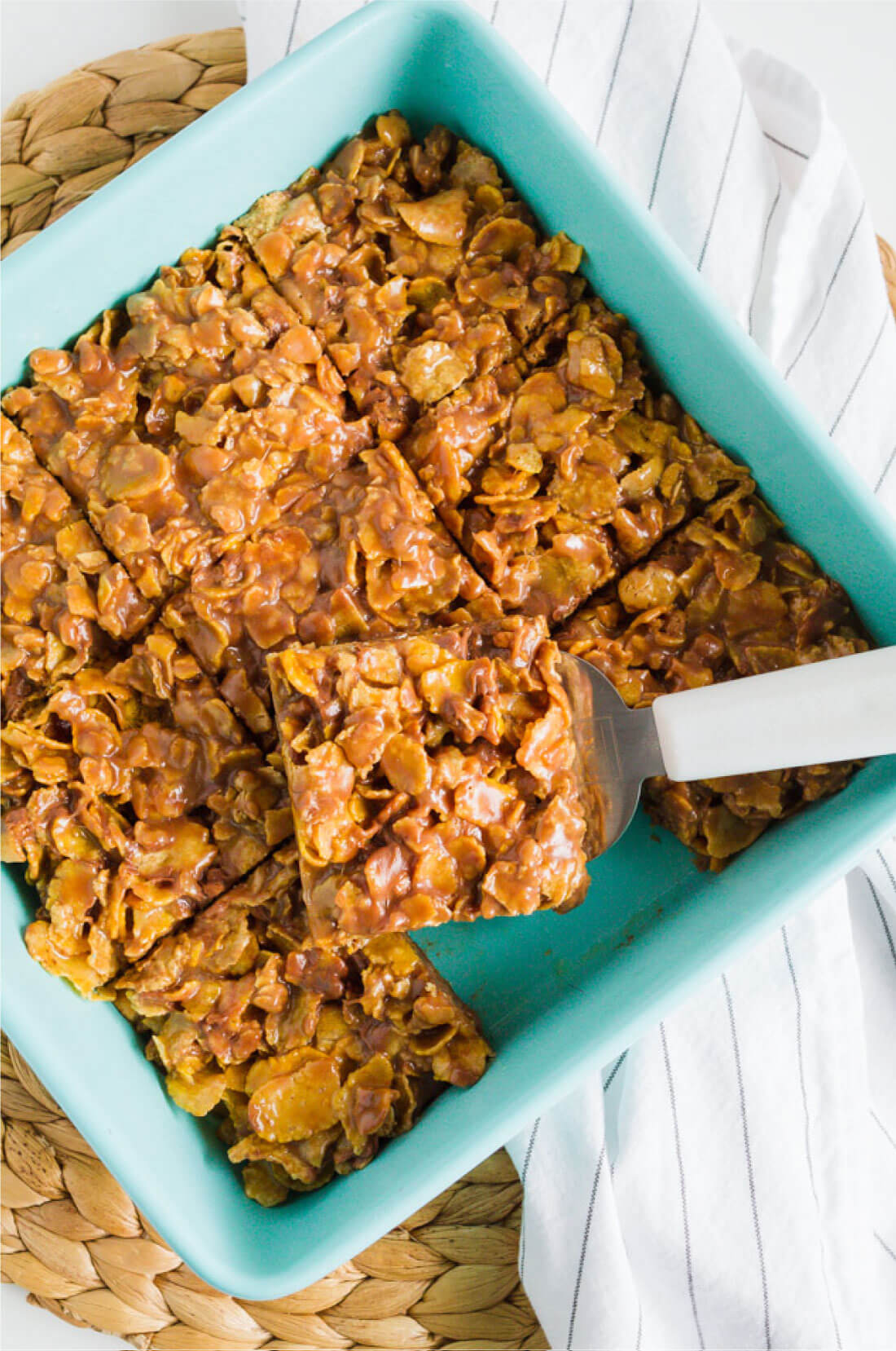 Easy and sweet cereal bars- make for a dessert or for an after school snack. Your family will love this simple recipe! via www.thirtyhandmadedays.com