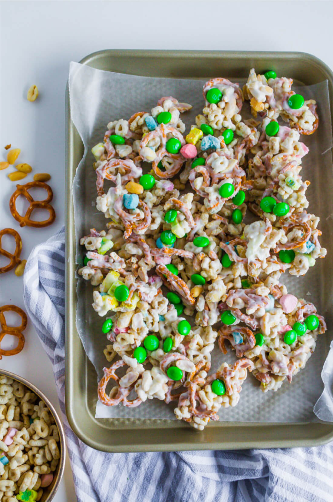 St Patrick's Day Food - Make this easy snack mix to celebrate the holiday. via www.thirtyhandmadedays.com