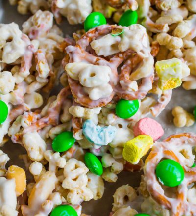 St. Patrick's Day Food - make this easy snack mix to celebrate the holiday. via thirtyhandmadedays.com
