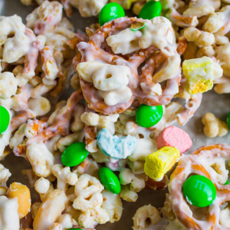 St. Patrick's Day Food - make this easy snack mix to celebrate the holiday. via thirtyhandmadedays.com