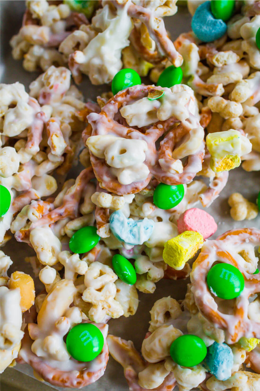 St Patrick's Day Food - make this easy snack mix to celebrate the holiday. via thirtyhandmadedays.com