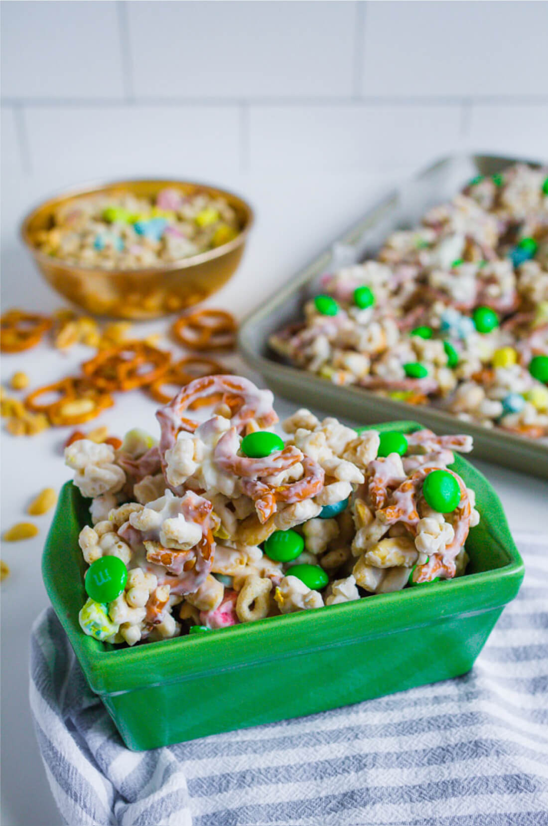 St Patrick's Day Food - make this easy snack mix to celebrate the holiday. via www.thirtyhandmadedays.com