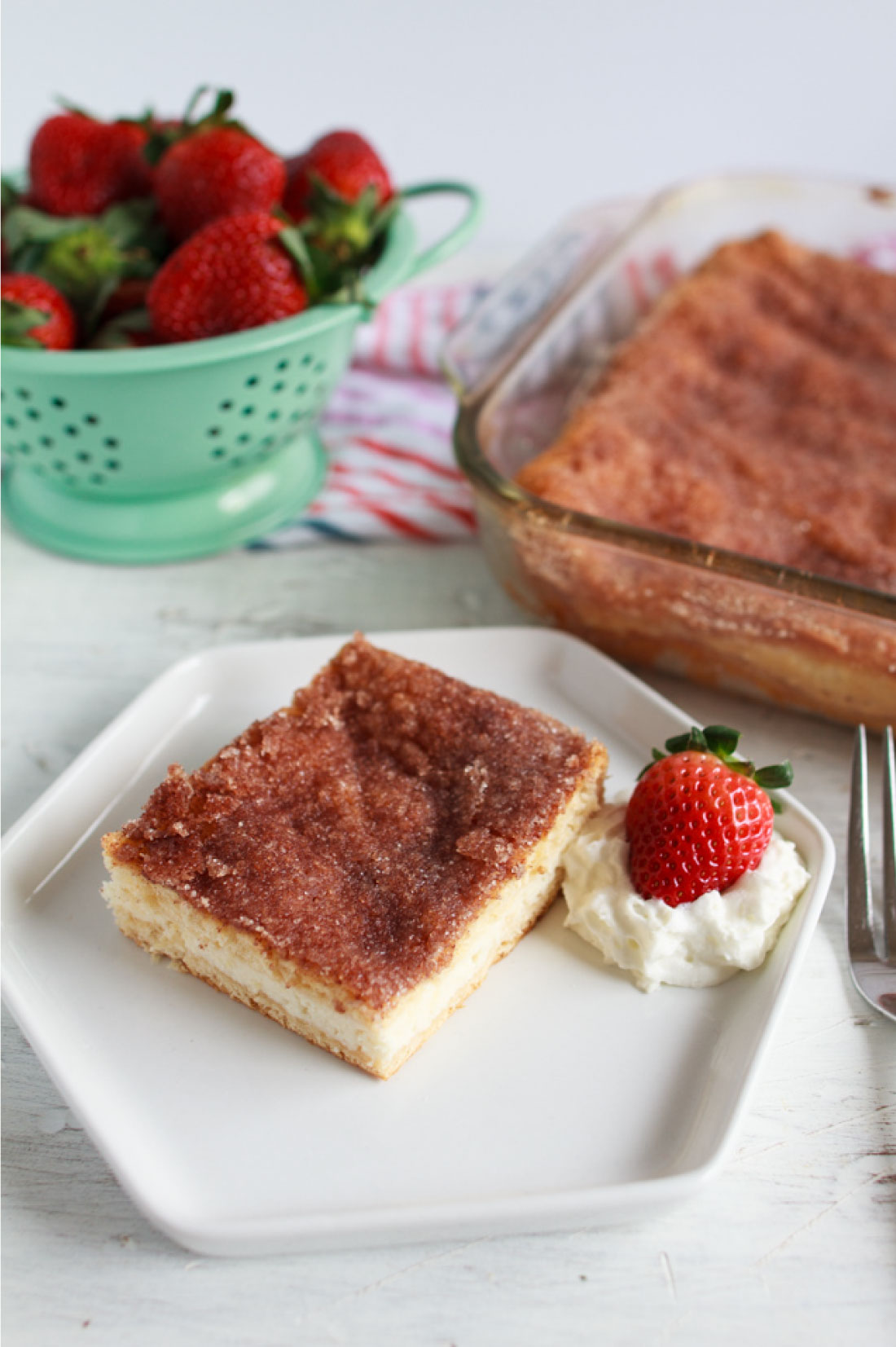 Food: Super Simple Cream Cheese Squares - ridiculously easy to make and oh so good! from thirtyhandmadedays.com