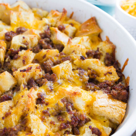 Overnight Breakfast Casserole - make this breakfast recipe ahead of time and pop it in the oven on the morning of. SO good! via www.thirtyhandmadedays.com