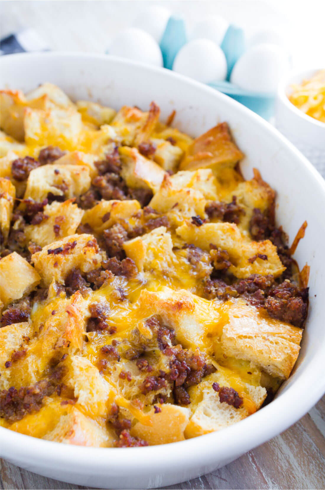 Overnight Breakfast Casserole - make this breakfast recipe ahead of time and pop it in the oven on the morning of. SO good! via www.thirtyhandmadedays.com