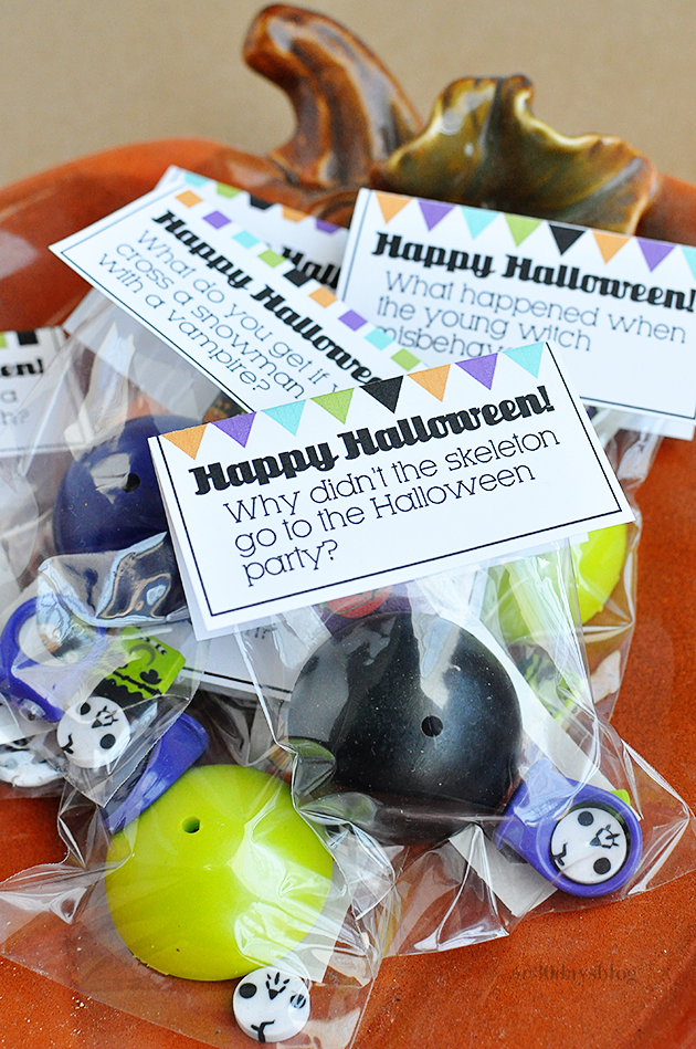 Printable Joke Bag Toppers - perfect non-candy option for Halloween www.thirtyhandmadedays.com