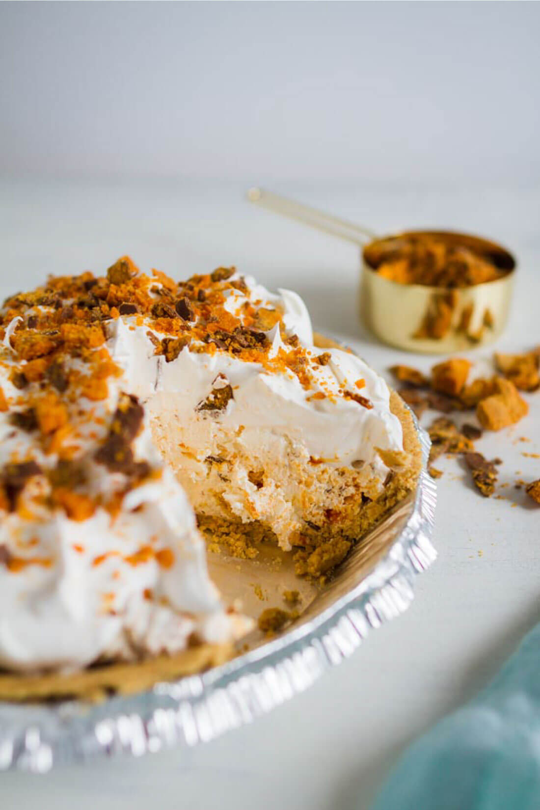 Only 4 ingredient Butterfinger Pie - super easy to make and you can use any candy bar you like! thirtyhandmadedays.com