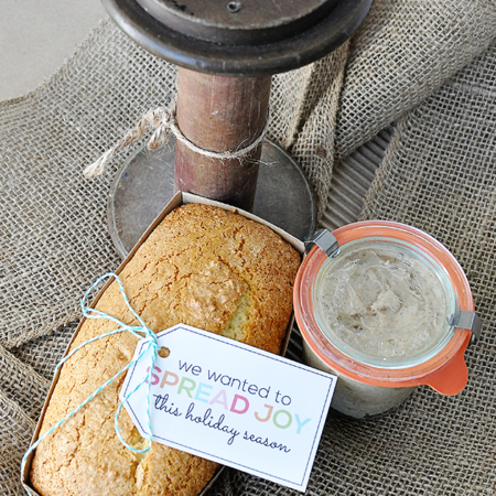 Holiday Gift Ideas: Printable Spread Joy tag with bread and honey butter www.thirtyhandmadedays.com
