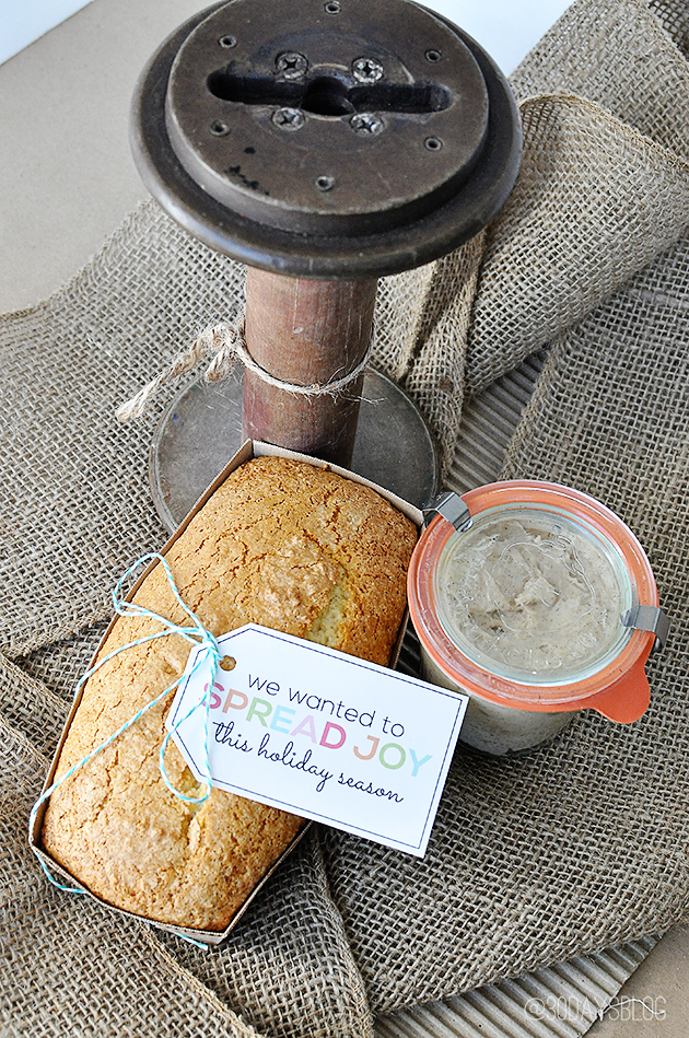 Holiday Gift Ideas: Printable Spread Joy tag with bread and honey butter www.thirtyhandmadedays.com