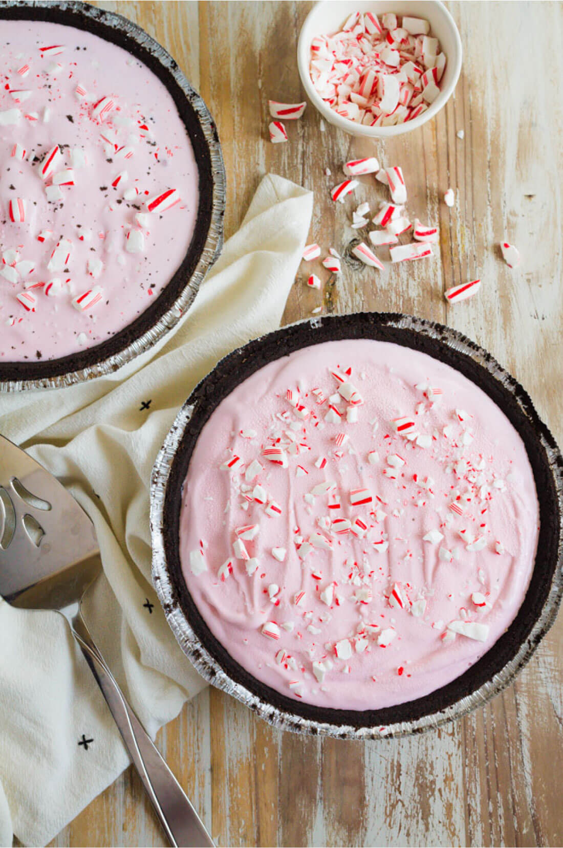 3 Ingredient Frozen Peppermint Pie - you only need a few things to make this amazing pie! So good for winter via thirtyhandmadedays.com