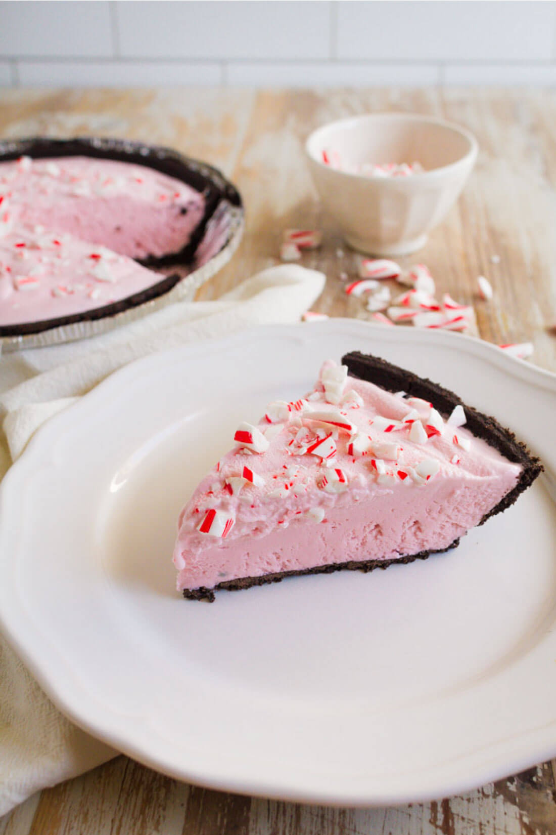 3 Ingredient Frozen Peppermint Pie - you only need a few things to make this amazing pie! So good for winter via www.thirtyhandmadedays.com