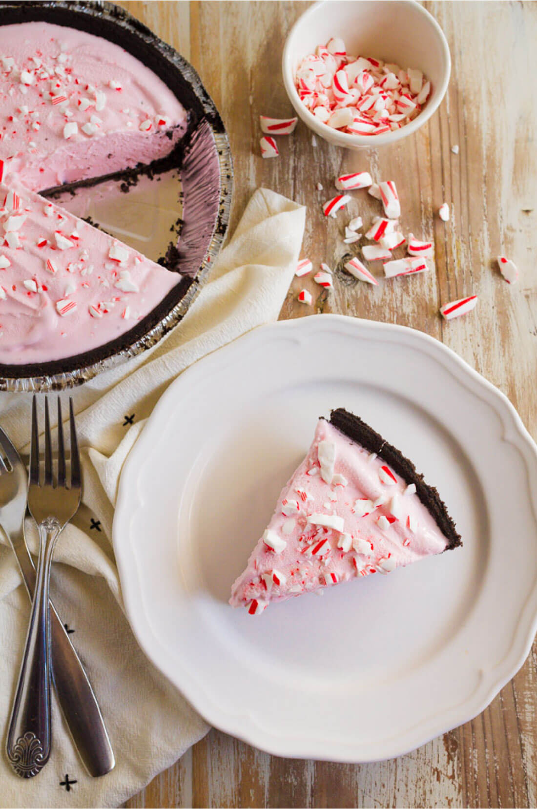 3 Ingredient Frozen Peppermint Pie - you only need a few things to make this amazing pie! So good for winter from www.thirtyhandmadedays.com