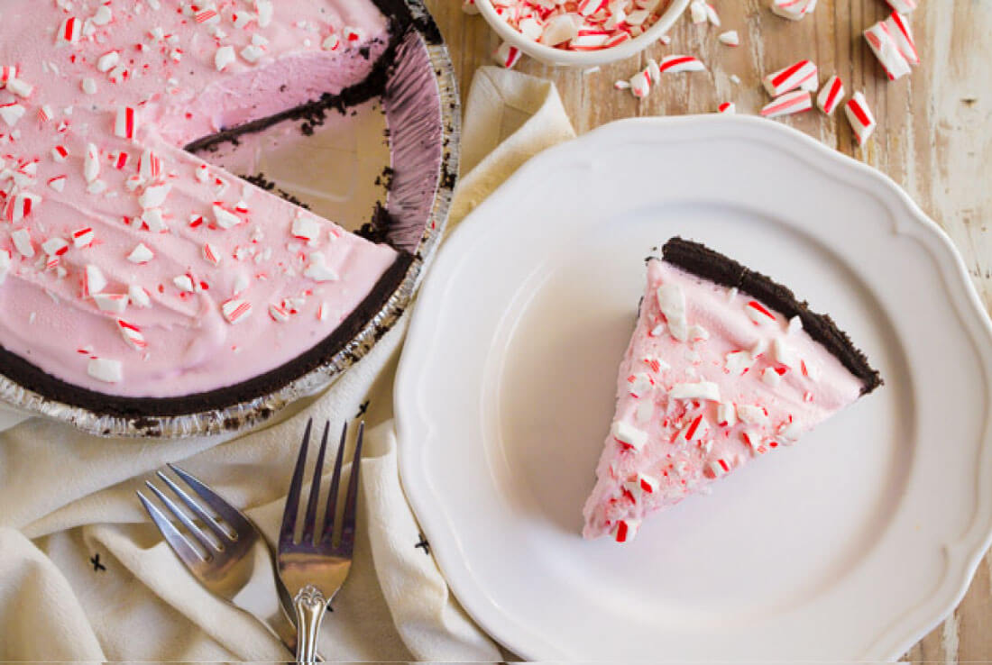 3 Ingredient Frozen Peppermint Pie - you only need a few things to make this amazing pie! So good for winter www.thirtyhandmadedays.com