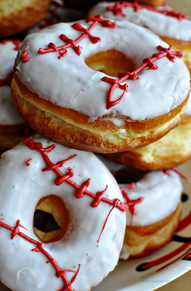 Make your own baseball donuts- so cute and easy to make.  Perfect for snack, team party or birthday party!  www.thirtyhandmadedays.com