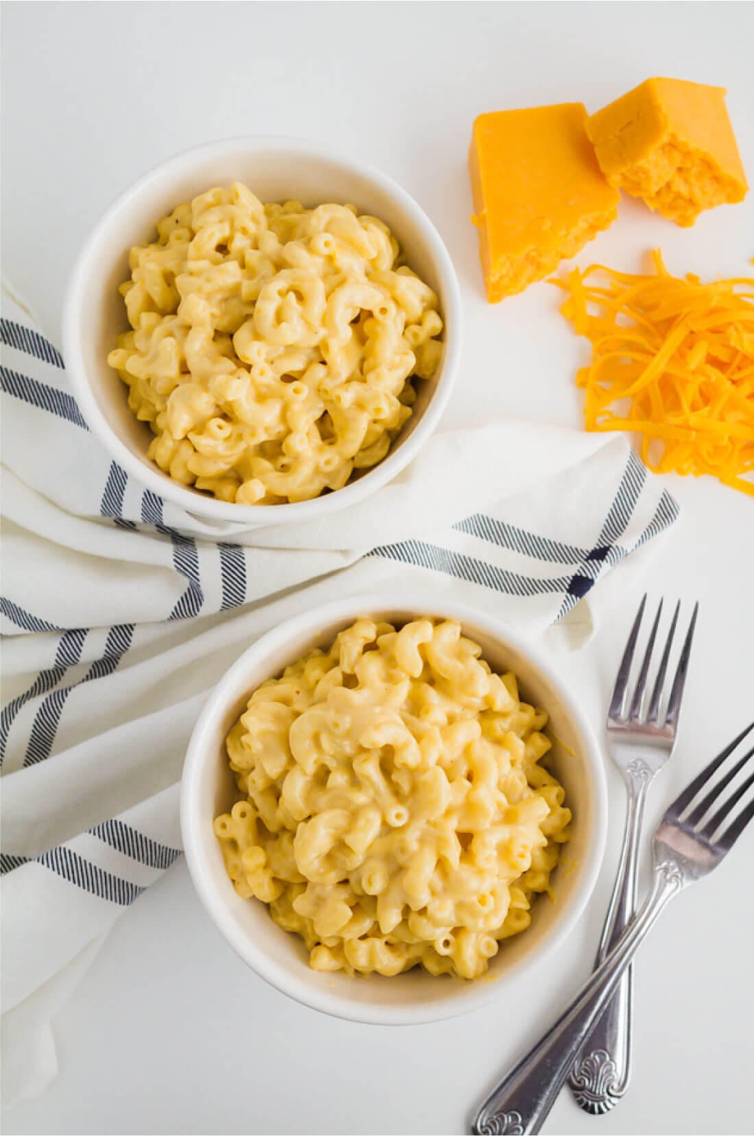 Slow Cooker Macaroni and Cheese Recipe - make this amazing mac and cheese recipe in the crockpot! from www.thirtyhandmadedays.com
