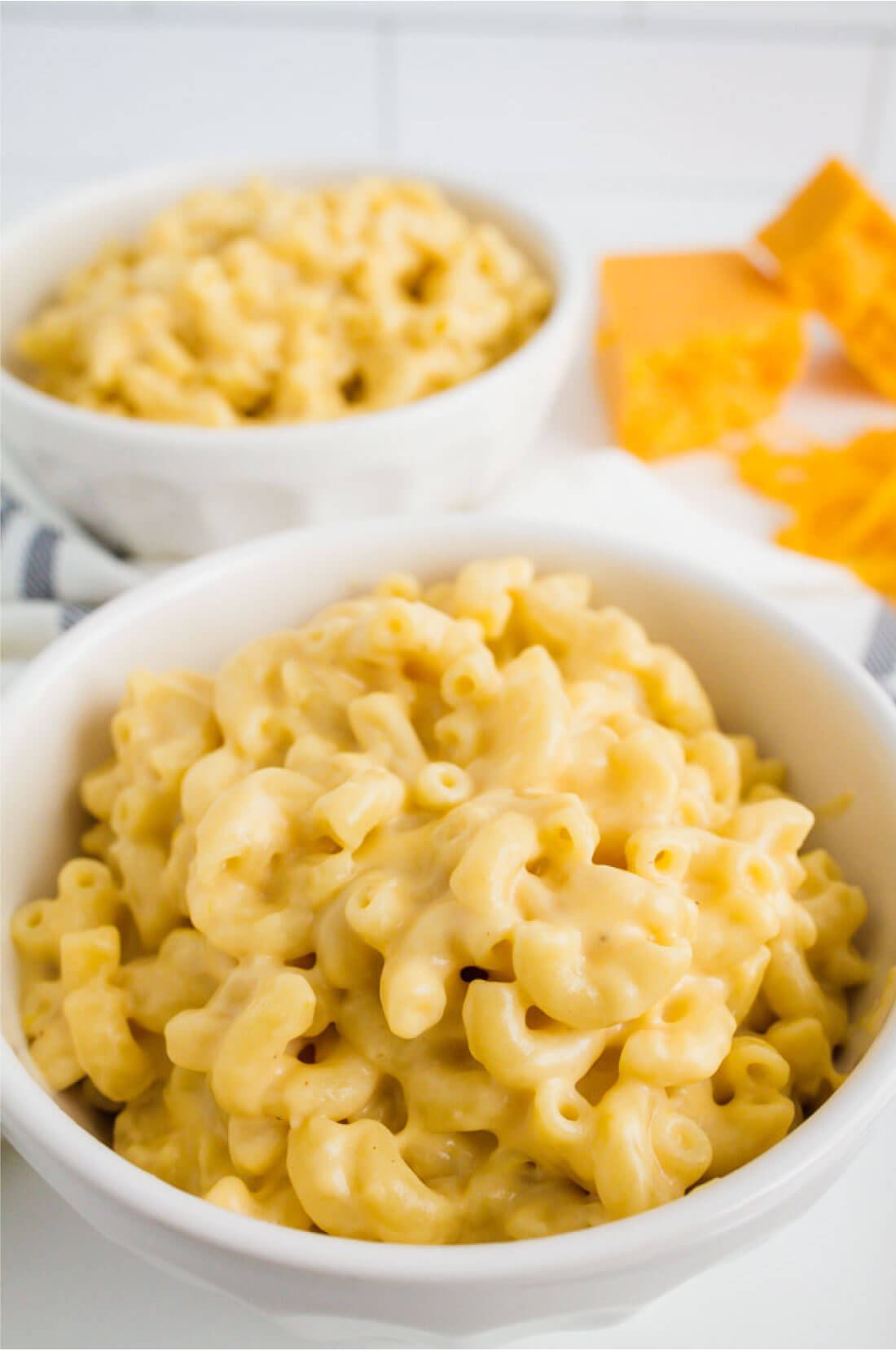 Slow Cooker Macaroni and Cheese Recipe - make this amazing mac and cheese recipe in the crockpot! via www.thirtyhandmadedays.com