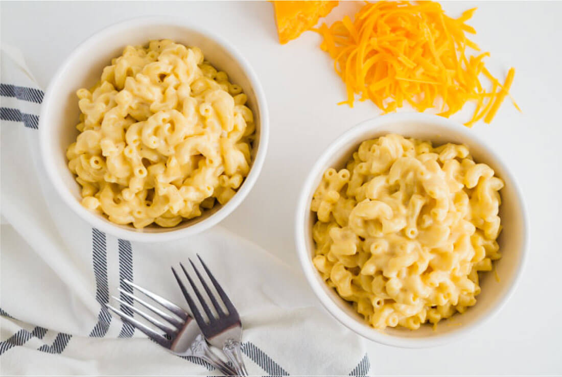 Slow Cooker Macaroni and Cheese Recipe - make this amazing mac and cheese recipe in the crockpot! via thirtyhandmadedays.com