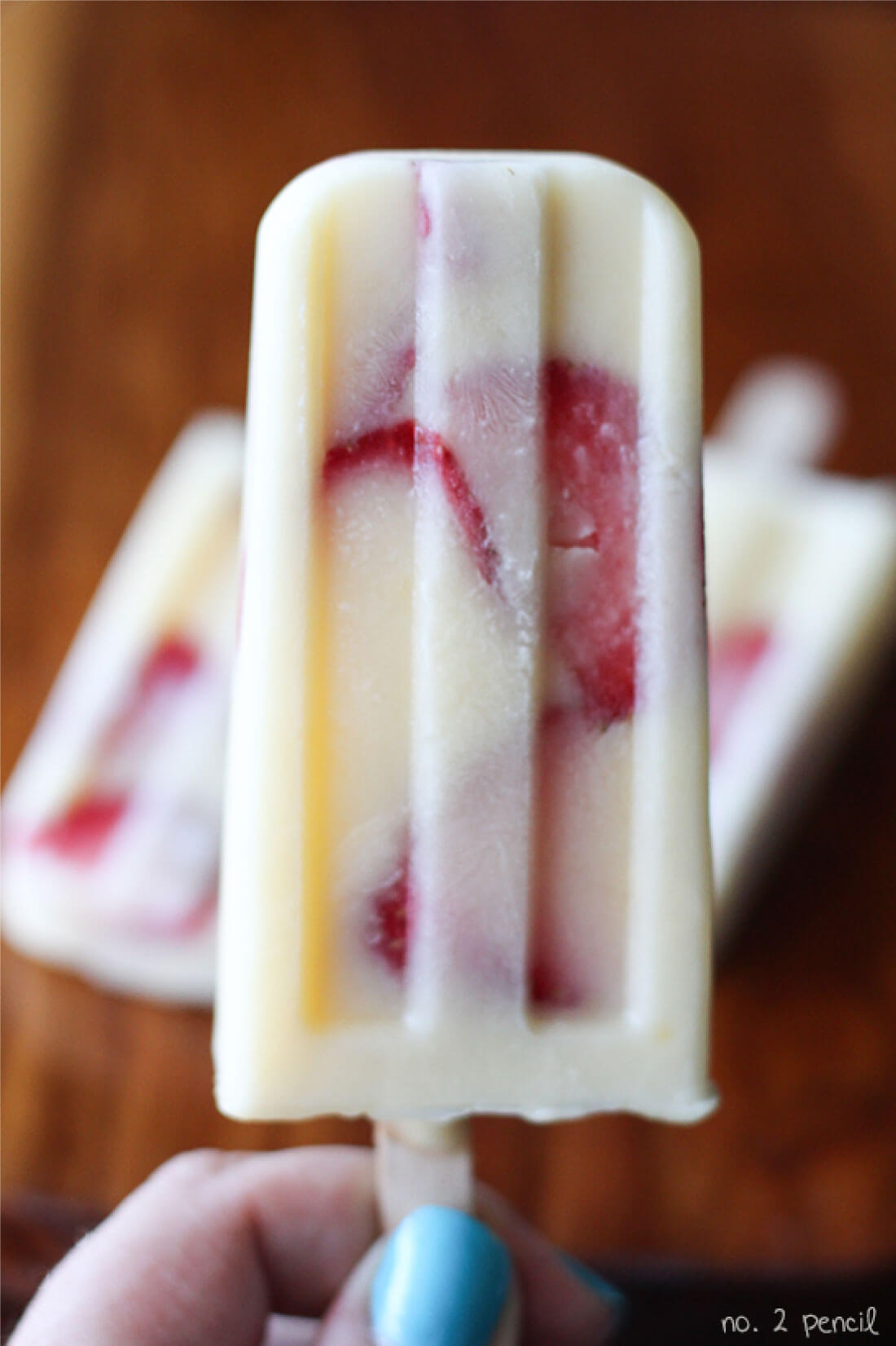 Strawberry Cheesecake Pudding Popsicles - awesome summer treat for a hot summer's day! 