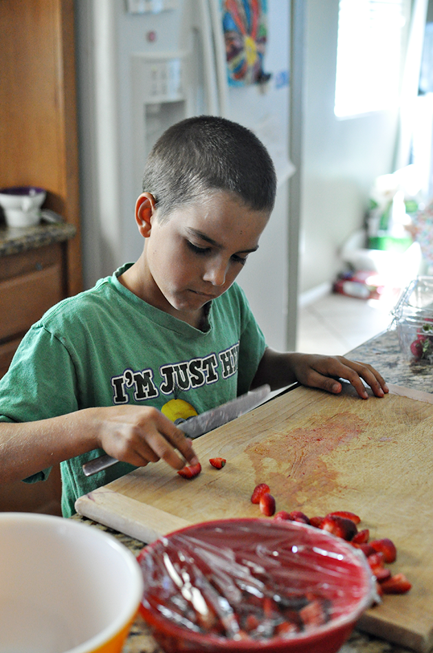 Kids can cook! Teach your kids to make basic recipes. 