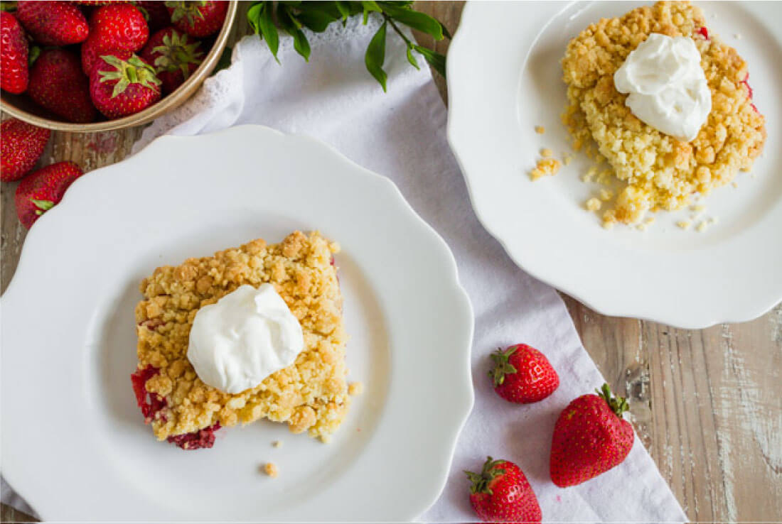 Strawberry Dump Cake - the easiest dessert recipe you'll ever make! via www.thirtyhandmadedays.com