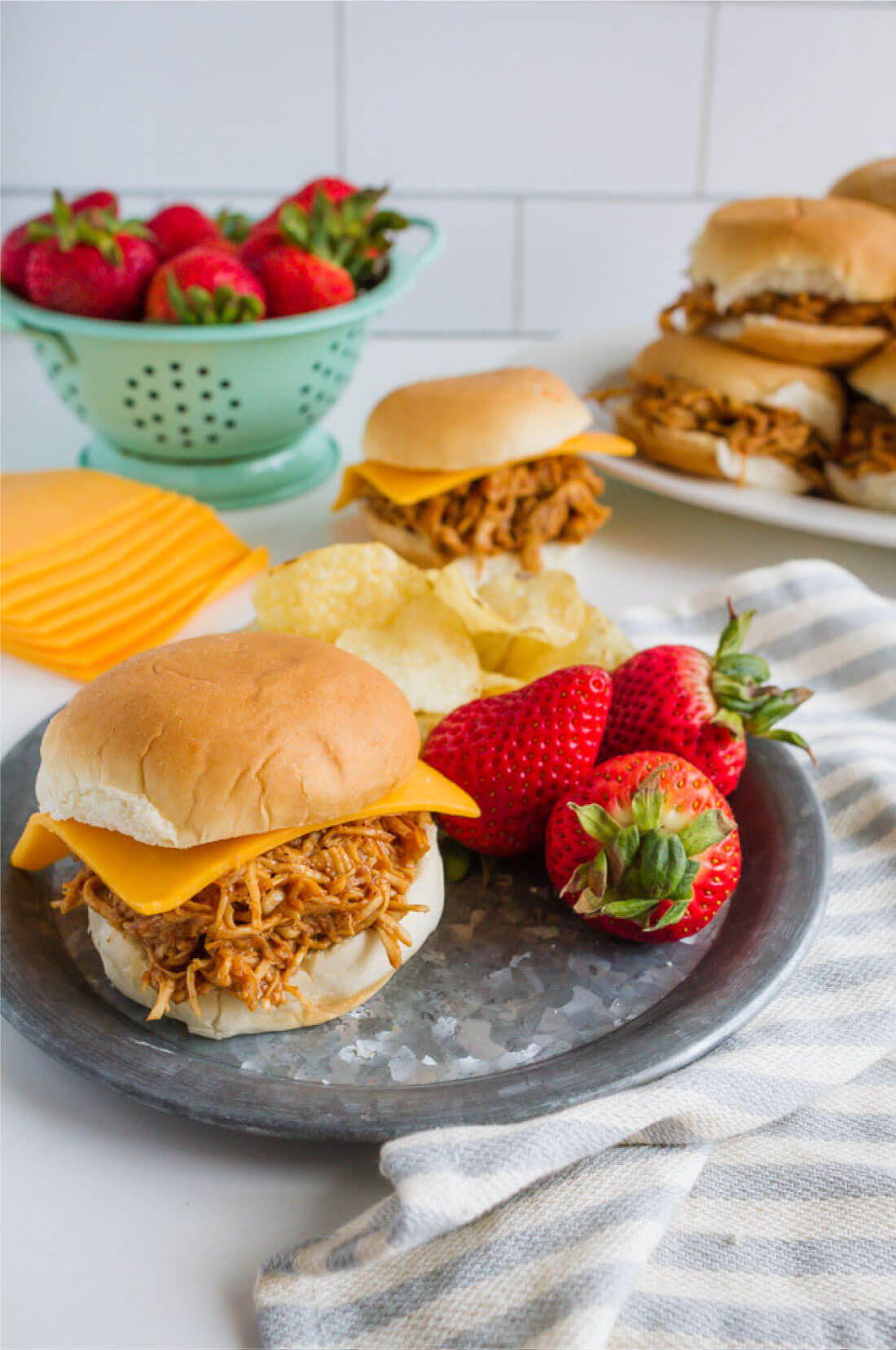 https://www.thirtyhandmadedays.com/wp-content/uploads/2014/11/buffalochickensliders1.jpg