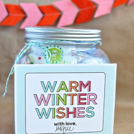 The perfect holiday gift - a hot chocolate kit with supplies and a printable www.thirtyhandmadedays.com