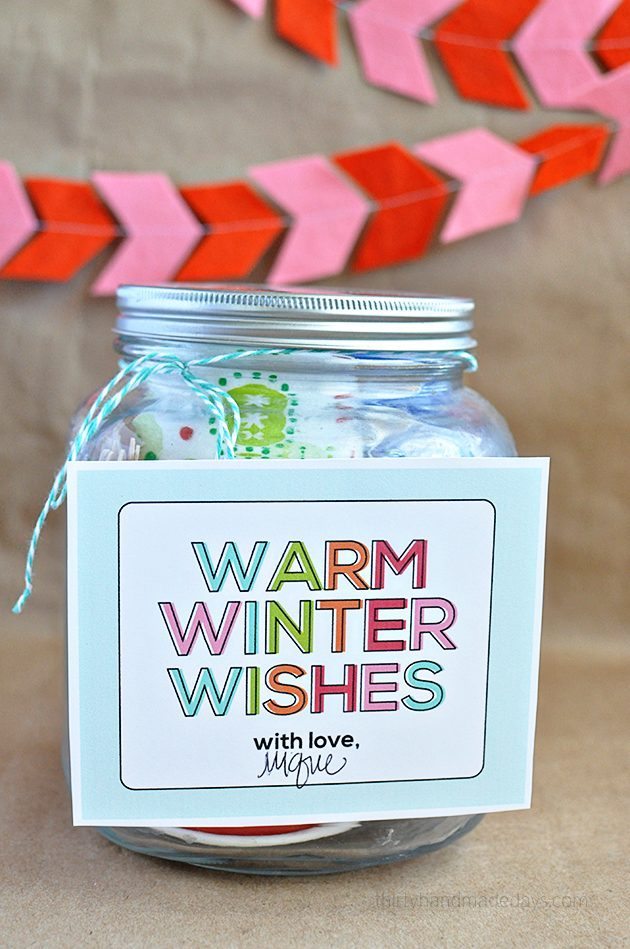 The perfect holiday gift - a hot chocolate kit with supplies and a printable www.thirtyhandmadedays.com