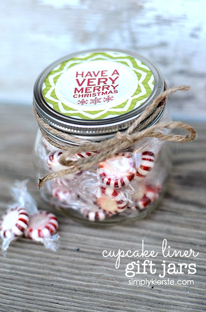 Super cute mason jar gifts - use this adorable idea to dress up all kinds of Christmas gifts. Would be perfect for gift cards too! 