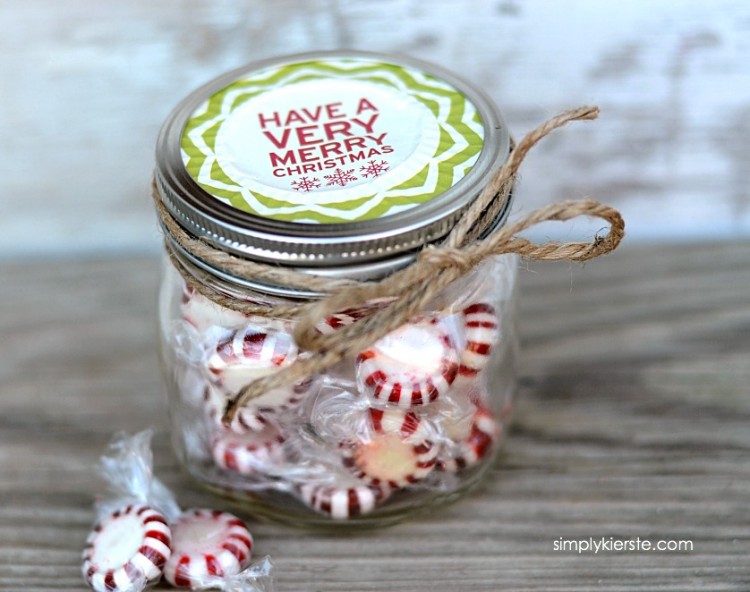 Super cute mason jar gifts - use this adorable idea to dress up all kinds of Christmas gifts. Would be perfect for gift cards too! via thirtyhandmadedays.com