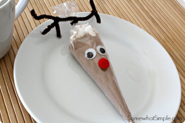 How to make Reindeer Hot Cocoa - make these cute gifts for neighbors and friends! Supplies via www.thirtyhandmadedays.com