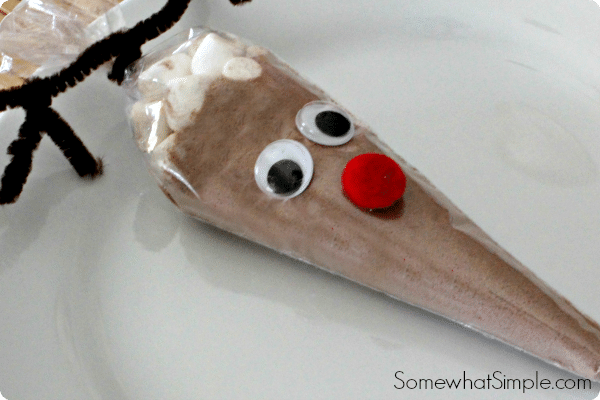 How to make Reindeer Hot Cocoa - make these cute gifts for neighbors and friends! Supplies via thirtyhandmadedays.com