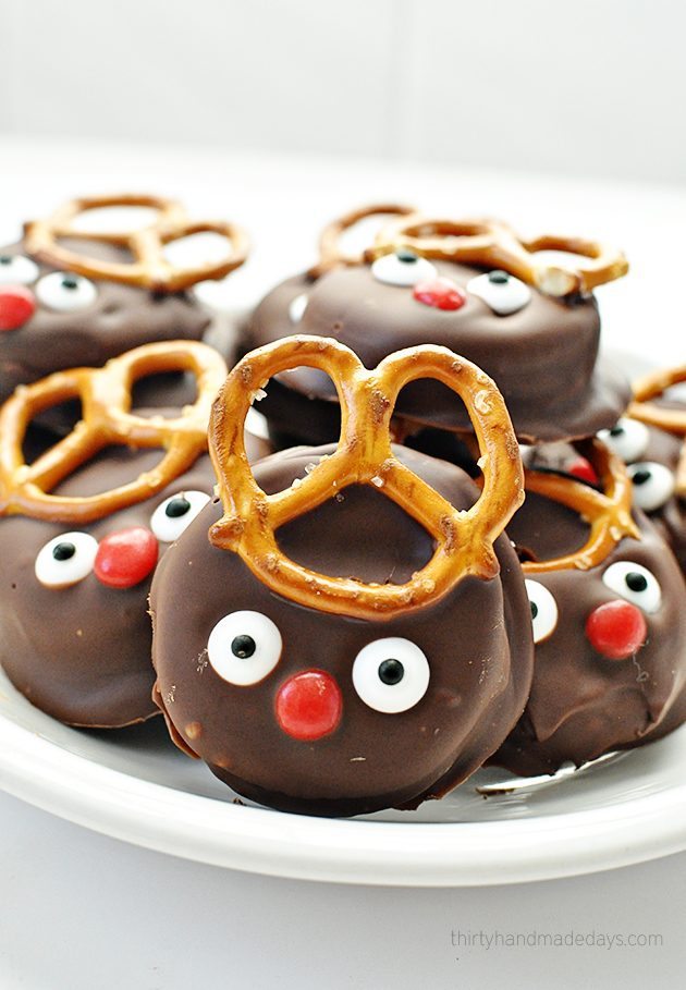 Super easy and fun reindeer peanut butter Ritz holiday cookies www.thirtyhandmadedays.com